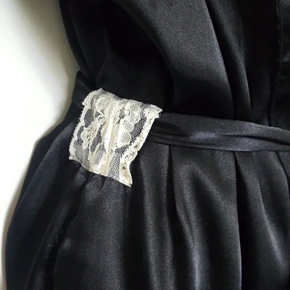 🍀SALE🍀Black and Lace Robe - Picture 4 of 5